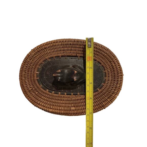 Indonesian Lombok woven reed grass basket trinket box with carved frog lid. - Picture 9 of 9